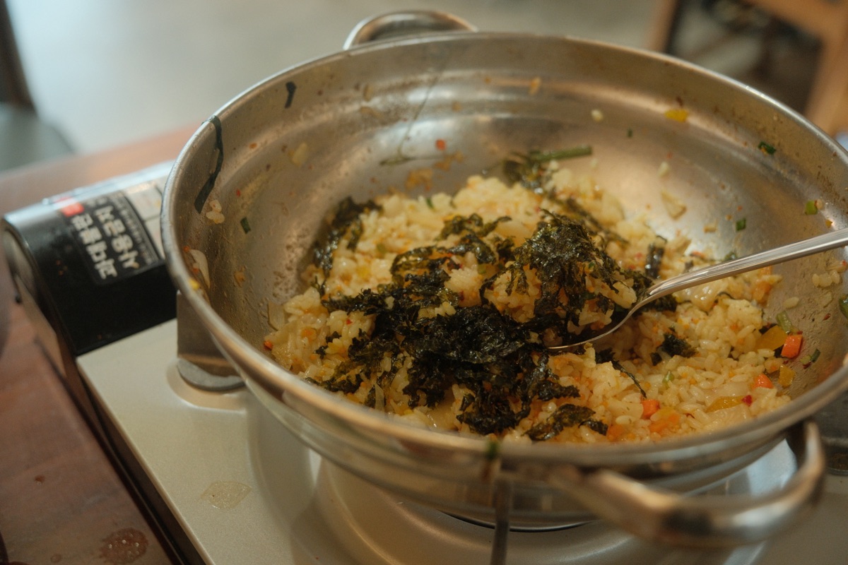 Fried rice finished with seaweed in the gamjatang pot