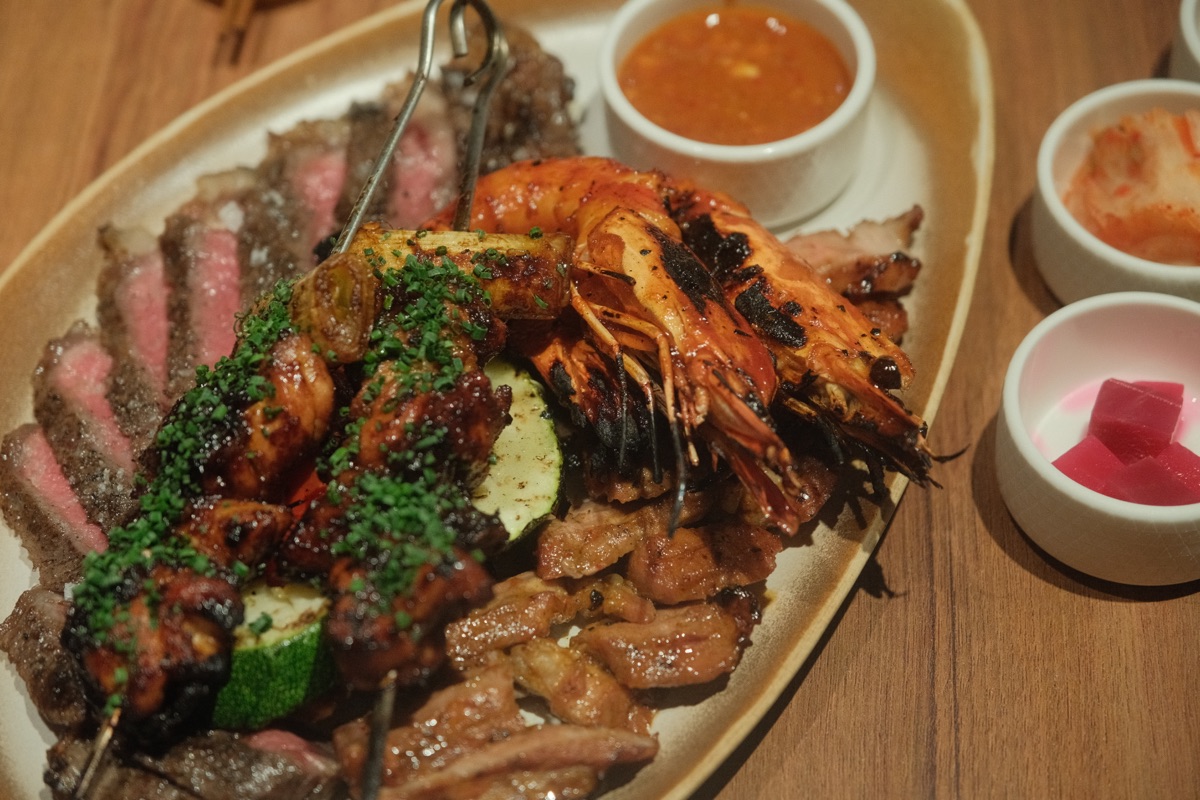 GU:UM SANG sharing platter with sliced Hanwoo, glazed skewers, tiger prawns and vegetables
