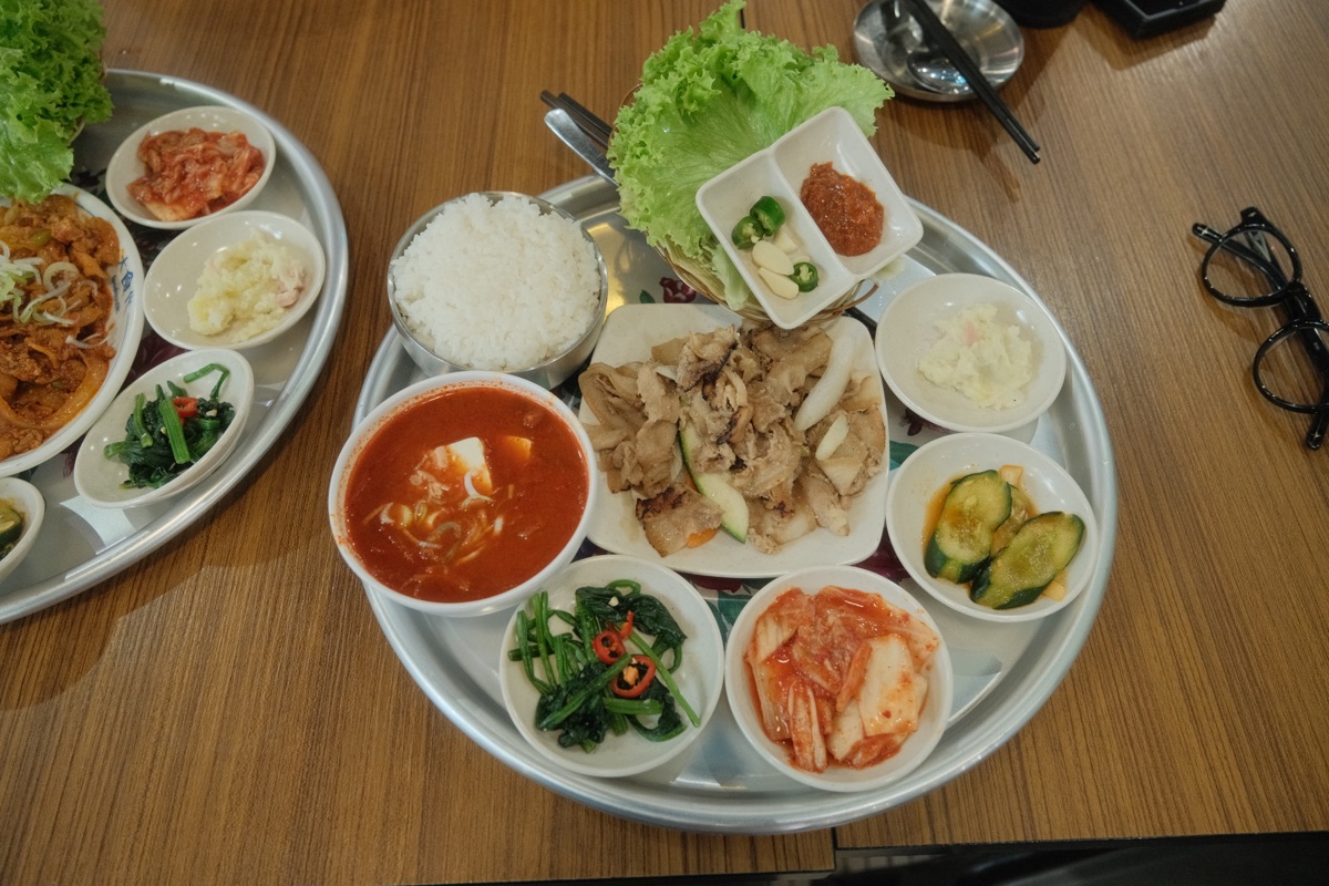 Jangsan Kisa Sikdang smoky pork baekban set with rice, soup, banchan and lettuce