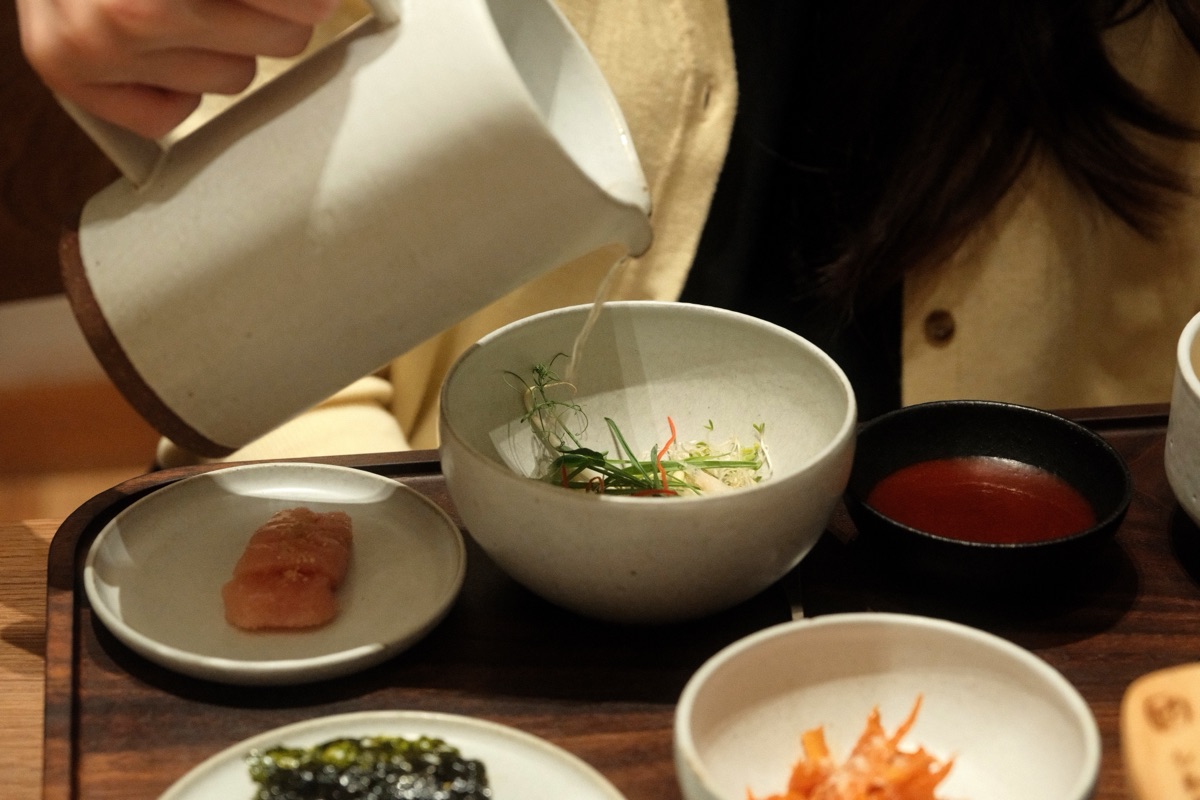 Gomtang broth being poured tableside
