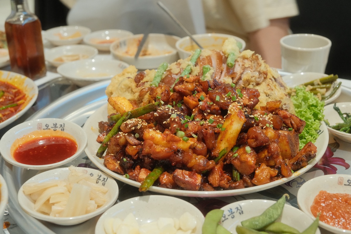 Fried and spicy jokbal served together on a large platter